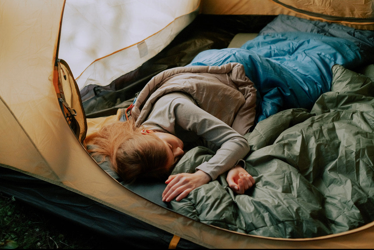 Thinking about camping with only a sleeping bag? Discover when it’s possible, the risks of skipping a tent, and the best alternatives for safe minimalist camping.